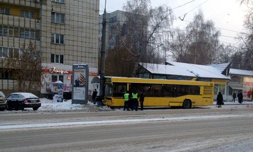 В центре Перми автобус из-за гололеда сбил пенсионерку и врезался в столб