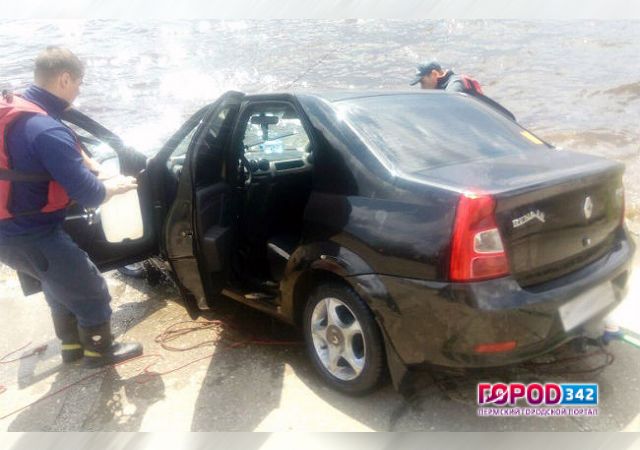 В Краснокамске спасатели достали автомобиль, затонувший в реке вместе с водителем