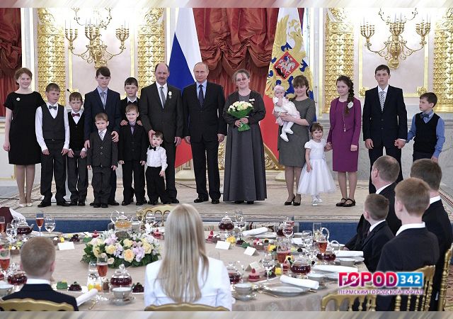 Многодетная семья Богомоловых из Александровска награждена орденом «Родительская слава»