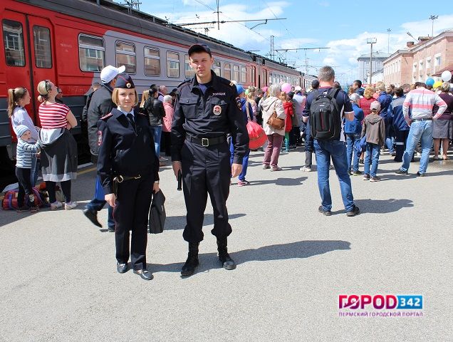Сотрудники транспортной полиции Перми обеспечивали охрану порядка во время следования группы детей к месту отдыха