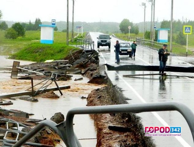 В Ильинском районе Пермского края потоком воды смыло мост, отремонтированный в 2016 году