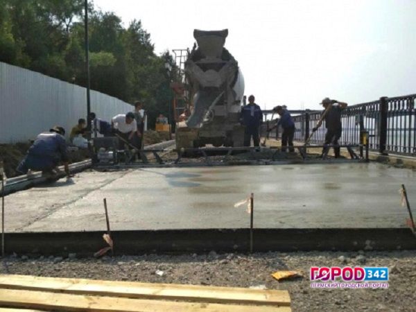 На набережной в Перми начали заливать бетонное основание