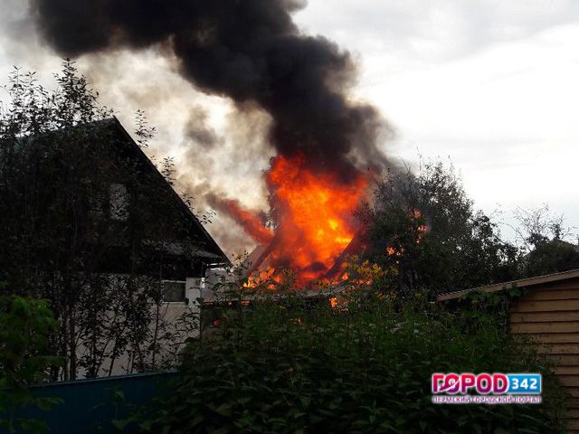 В Перми при пожаре частного дома в микрорайоне Заостровка пострадала 10-летняя девочка