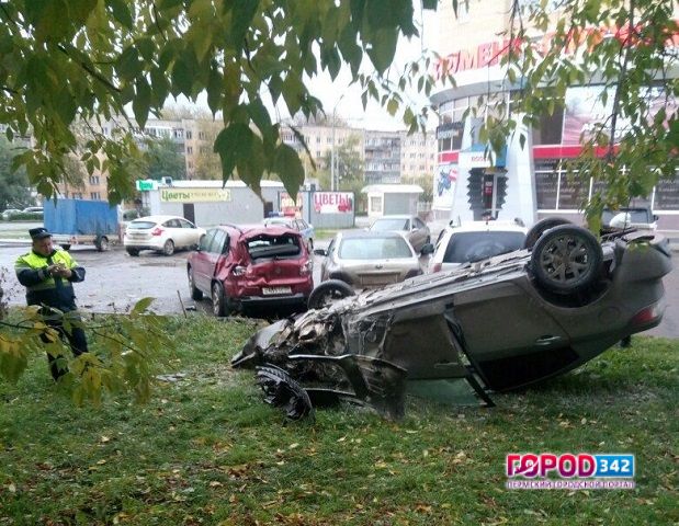 В центре Перми иномарка протаранила четыре автомобиля, врезалась в столб и загорелась