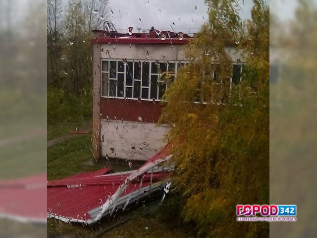 В Чайковском ураганный ветер снес крышу здания ДЮСШ, рекламный щит и поломал деревья