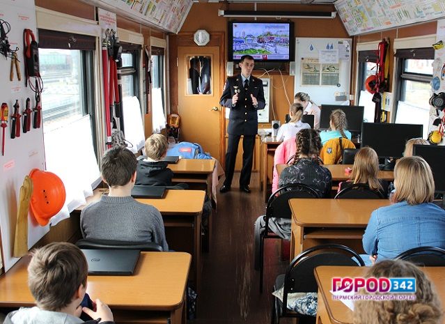 Сотрудники транспортной полиции Прикамья провели для школьников города Перми необычные уроки безопасности в вагоне поезда