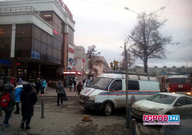 Взрывных устройств в ТЦ Перми не обнаружено. Полиция ведет поиск телефонного террориста