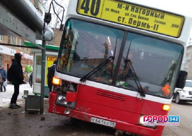 В Перми автобус протаранил остановку, где стоял человек. Водителю грозит лишение прав