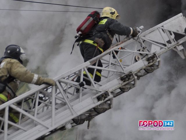 В Перми ночью горел жилой дом. Спасатели эвакуировали 16 человек