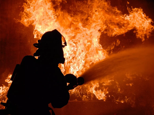 Прохожий спас трехлетнего ребенка из горящей квартиры в Прикамье. Пожар произошел по вине матери