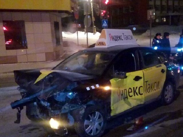 В Перми в ночном массовом ДТП разбилась машина такси
