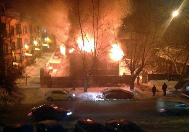 Утром в Перми на улице Окулова произошел пожар. Горел двухэтажный жилой дом