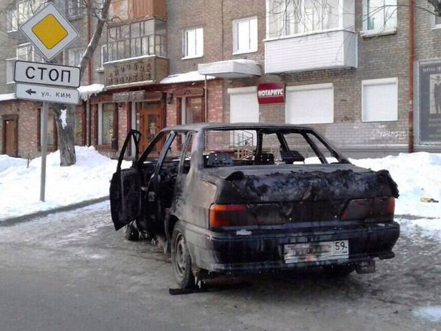 В Мотовилихинском районе Перми утром сгорел автомобиль ВАЗ