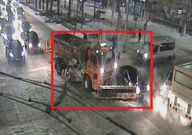 ДТП в центре Перми: столкнулись легковушка и снегоуборочная машина