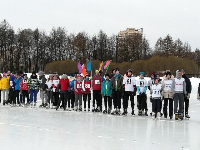 Победа в соревнованиях «Быстрый лед» — у команды спортивного клуба «Молот» школы №102
