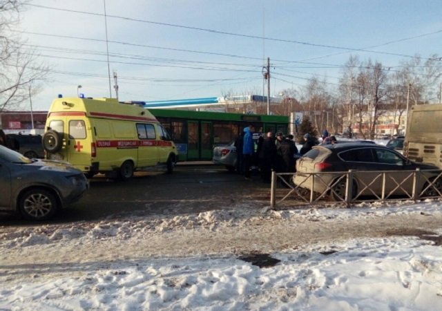 Массовая авария в Дзержинском районе Перми. Пьяный водитель легковушки протаранил шесть автомобилей
