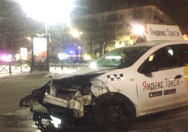Ночью в центре Перми столкнулись два автомобиля такси