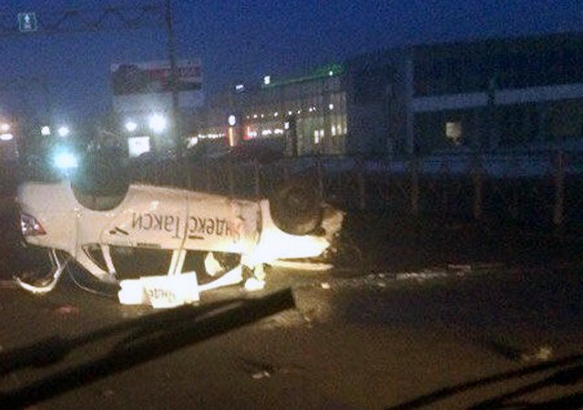 В Перми автомобиль такси по дороге в аэропорт попал в ДТП и перевернулся. В салоне была пассажирка