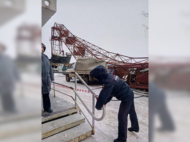 В Добрянке Пермского края упал башенный кран. Повреждено несколько припаркованных автомобилей