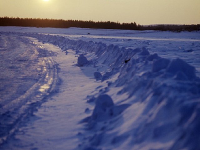 В Пермском крае большегрузный гусеничный трактор с людьми провалился под лед