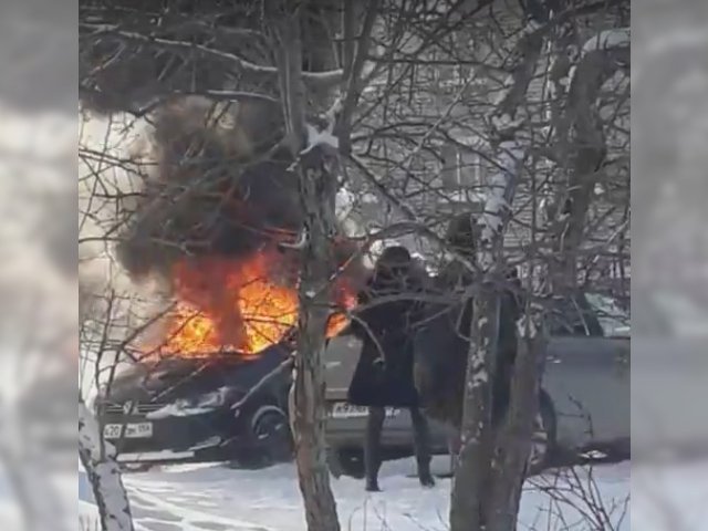 В Соликамске прохожие вытащили из горящей машины заснувшего водителя. Видео