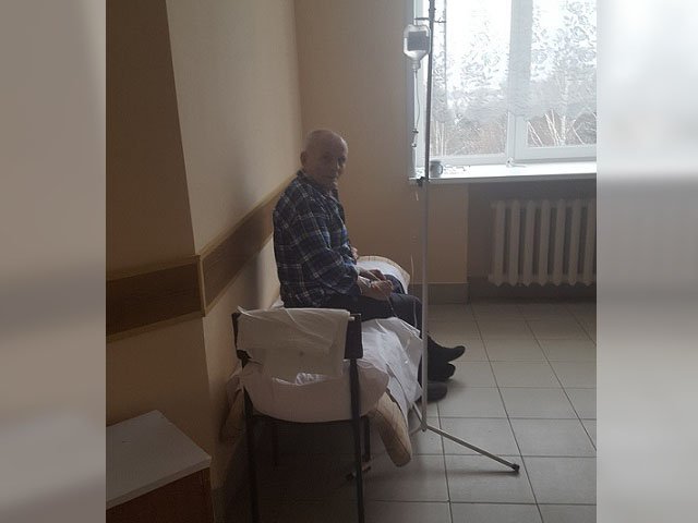 В Лысьве пациента-сердечника из-за нехватки мест в палатах положили в коридоре на стульях