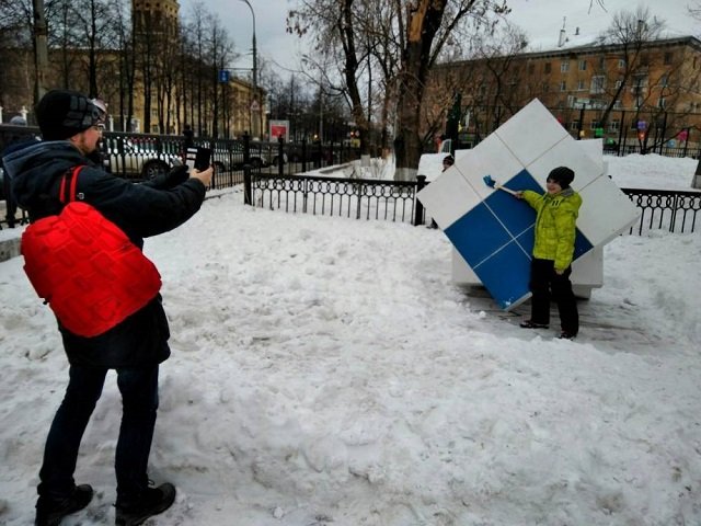 Огромный кубик Рубика появился в Перми. Его установили во дворе школы №9