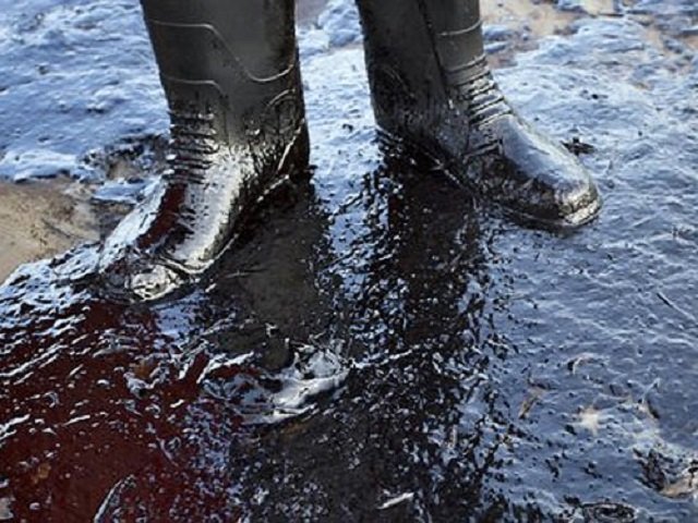 В Пермском районе возле поселка Мулянка произошла утечка нефтесодержащей жидкости