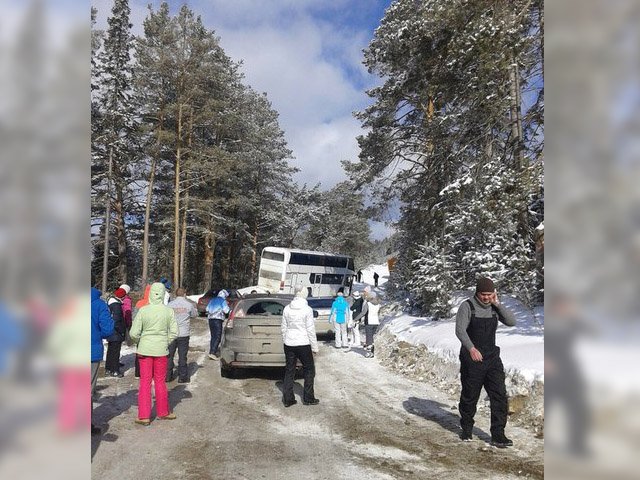 В Чусовском районе автобус с туристами из-за ДТП чуть не скатился в обрыв