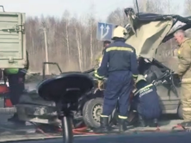 В Перми водитель ВАЗа погиб при столкновении с припаркованным грузовиком