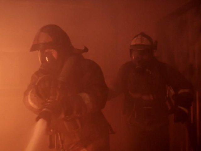 На крупном пожаре в Александровске выгорело три квартиры