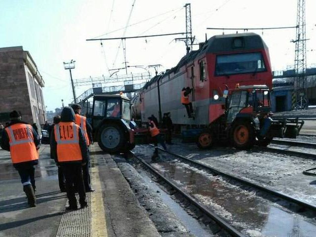 На вокзале Пермь-2 снегоуборочный трактор попал под электровоз. Тракторист госпитализирован