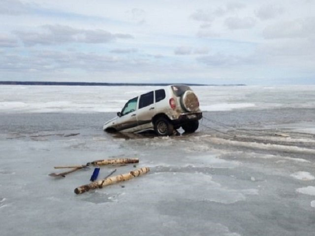 В Прикамье автомобиль с водителем и пассажиром провалился под лед