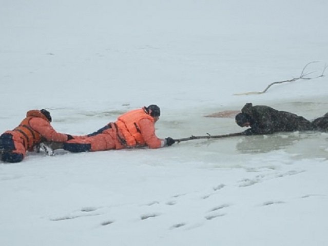 В Пермском районе рыбаки провалились под лед, один погиб
