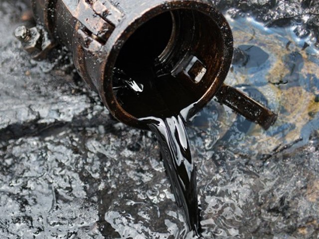 В Пермском крае компания из-за неисправных сооружений регулярно разливала нефтепродукты на почву