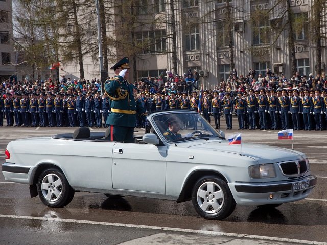 В Пермь специальным бортом доставили главные автомобили парада Победы