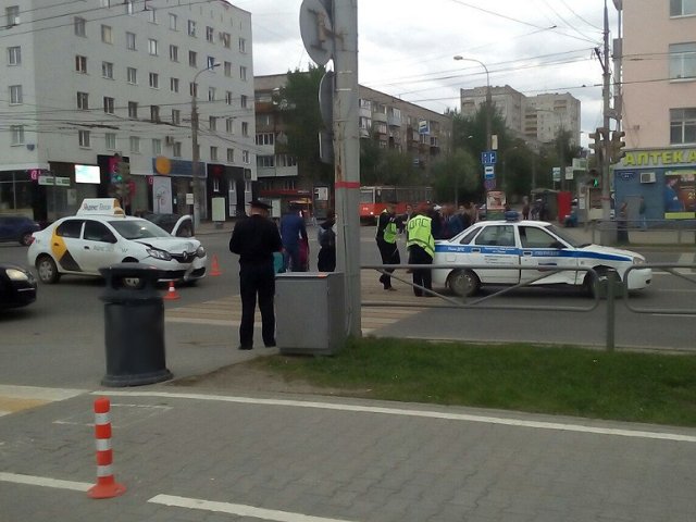 На перекрестке в центре Перми столкнулись автомобиль такси и патрульная машина