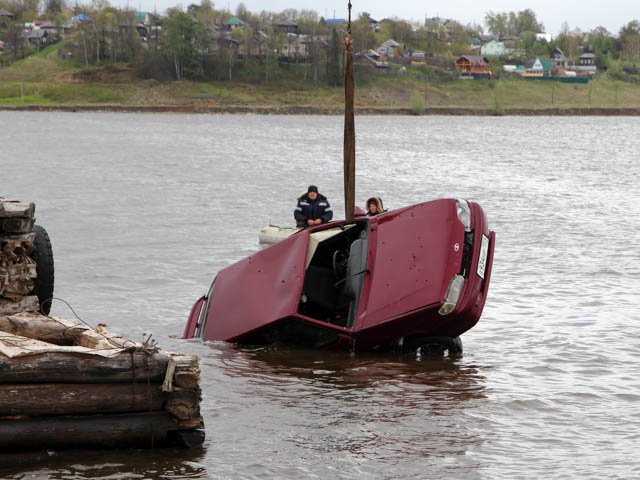 В Добрянке машина съехала с причала в воду — погибли две девушки