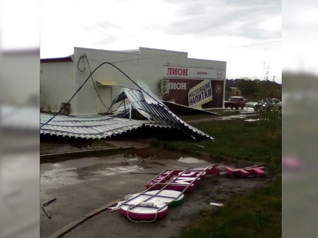 Из-за урагана в Пермском крае отключилось электричество, ветер срывал крыши и ломал деревья