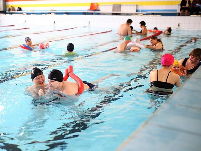 В Перми дети с неизлечимыми заболеваниями посетили бассейн и почувствовали себя в невесомости