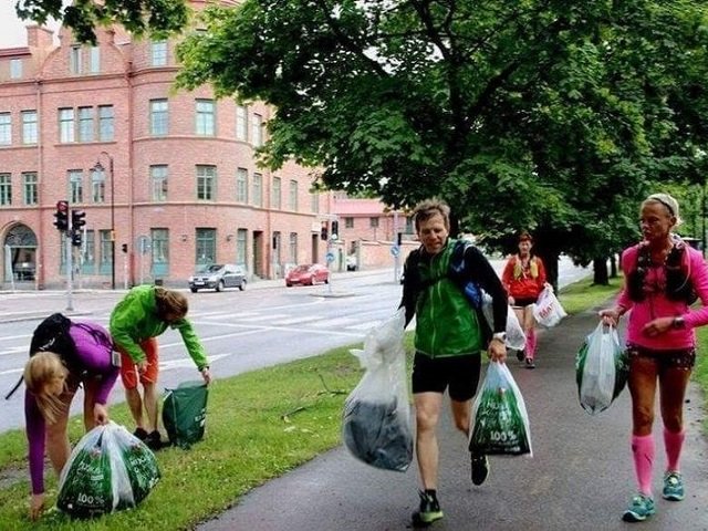 В Перми проводят необычные занятия — плоггинг. Во время бега их участники собирают мусор в городе