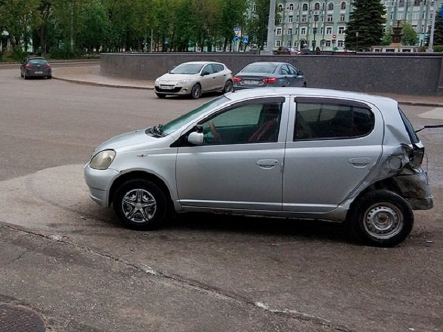 В Свердловском районе Перми пьяный водитель врезался в припаркованный автомобиль с ребенком