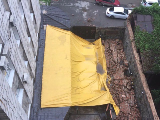 Из-за урагана в Перми на кафе обрушилась стена соседнего здания — несколько человек пострадали