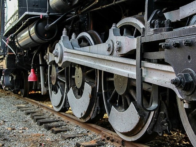 Пассажирский поезд насмерть сбил 50-летнюю женщину на станции Кукуштан Пермского края