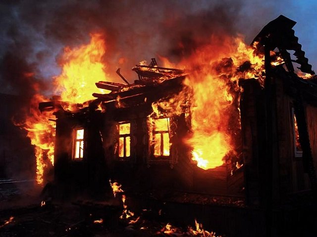 В Прикамье сын спас мать при пожаре, вынес на руках из горящего дома