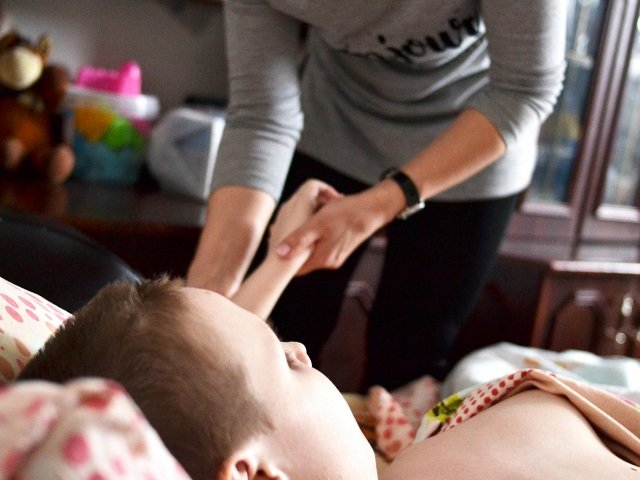 В Перми начали работать бесплатные няни для неизлечимо больных детей. Родители получат передышку