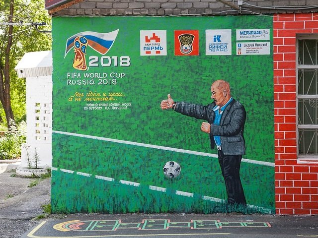 В Перми художник нарисовал на стене портрет тренера сборной России по футболу Черчесова