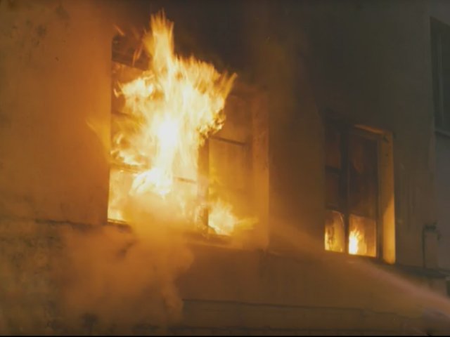 В Перми сгорел многоквартирный жилой дом — жильцы остались без крыши над головой