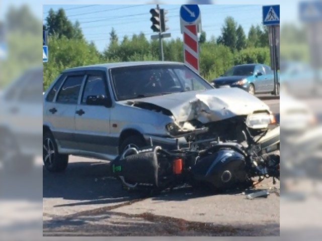 В Перми на полной скорости столкнулись автомобиль ВАЗ и мотоцикл