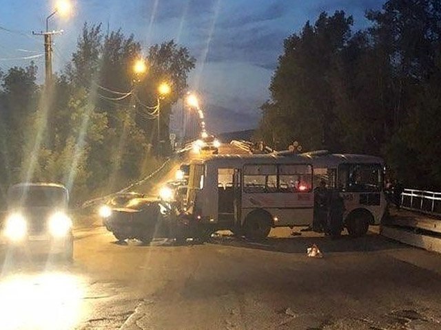 В Чусовом водитель иномарки без прав врезался в автобус: два человека погибли